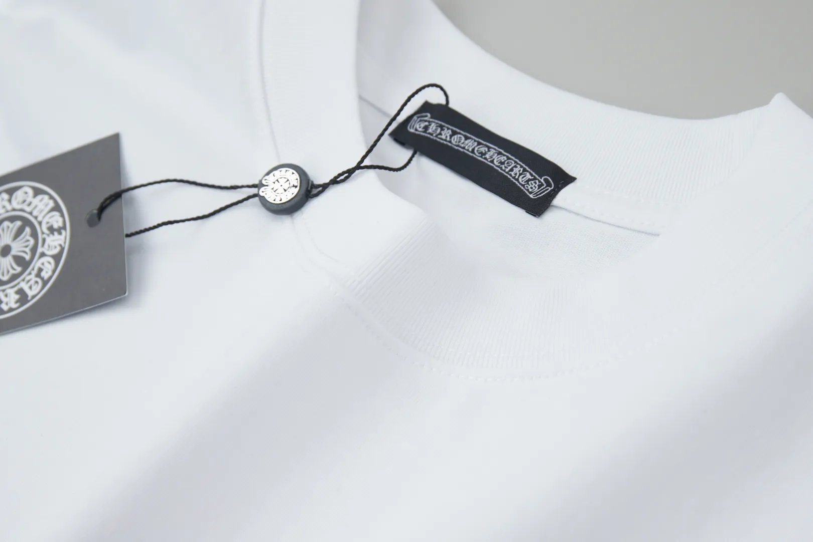 🅿️220 ✨CH✨🆕25SS Spring and Summer New Style Croix Heart ✝ Shelf logo patch hot rhinestone short sleeves Light luxury essential item for daily commuting for men and women Correct version Welcome to compare Detailed features · 260g 100% pure cotton double yarn jersey fabric · Special thickened 32 pieces of double-stranded 1X1 thread in the same vat · Double-needle stitching across seams · Original main mark, washed tag, branded moisture-proof paper packaging Color: White/Black/ Size: S/M/L/XL